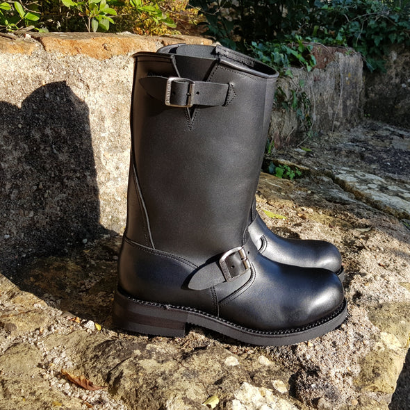 Biker Men's black biker style boots, comfortable and robust leather boots with side buckle on the shaft and foot