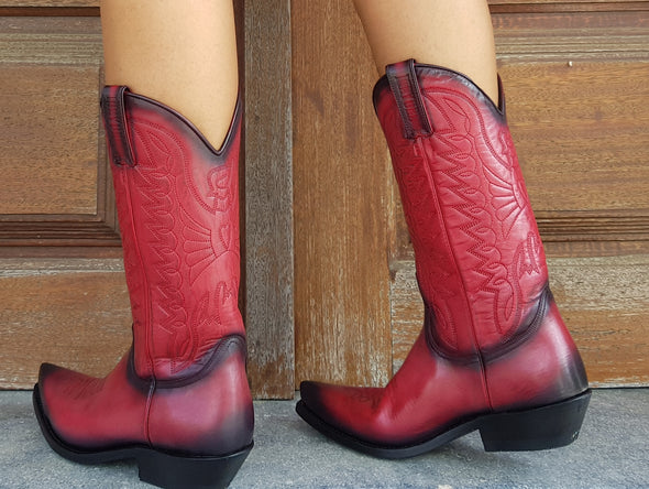 Women's boots in red, very sexy cowboy style, all made of leather, with a pointed toe and a heel