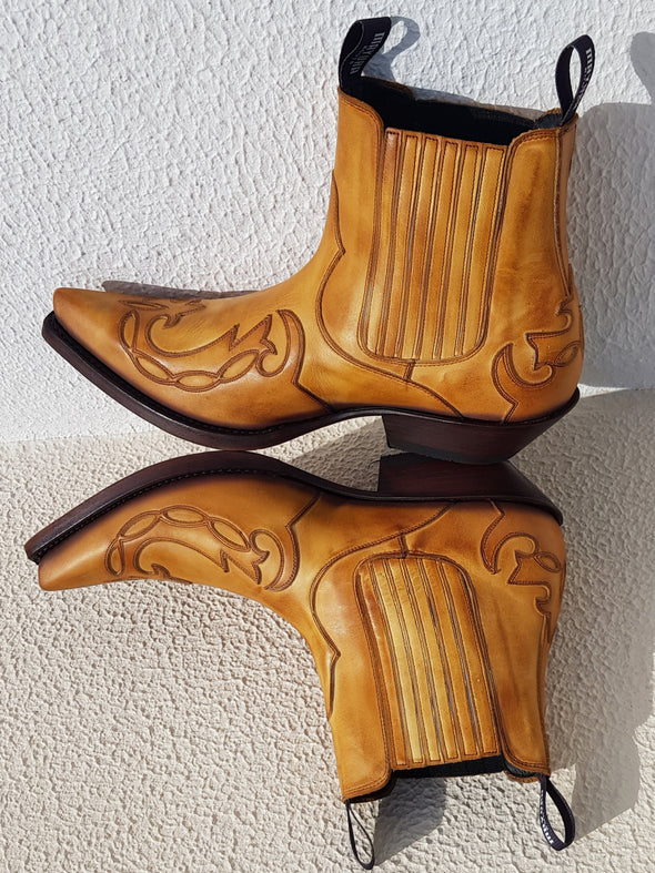 Handcrafted men's leather ankle boots full of glamor in an aged yellow color