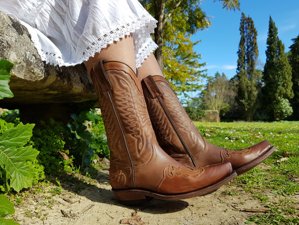 Women's leather boots with worked upper in brown and earthy tones